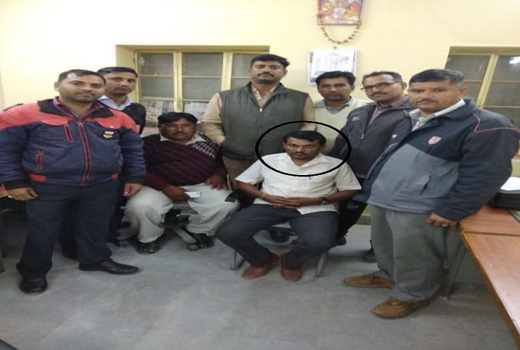 Rajasthan Gram sevak caught by acb jaisalmer taking bribe