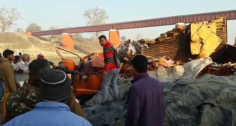 Horrible photos of tractor and Cantor accident on bridge
