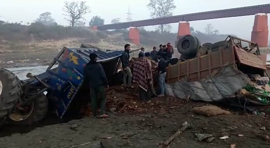Horrible photos of tractor and Cantor accident on bridge
