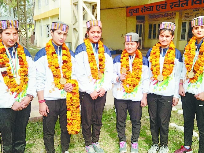 स्वर्ण पदक जीतकर लौटीं कबड्डी खिलाड़ियों को किया सम्मानित