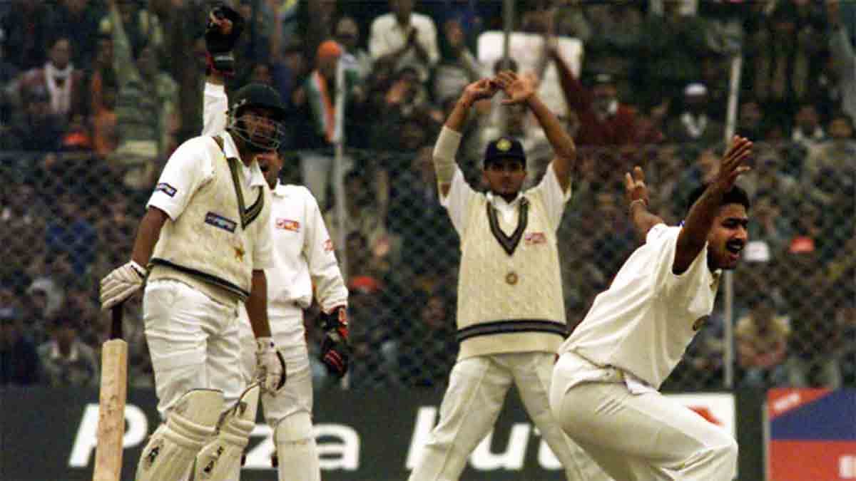 anil kumble takes ten wickets against pakistan on this day