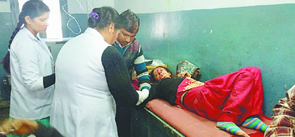 कार खाई में गिरने से तीन लोग घायल
