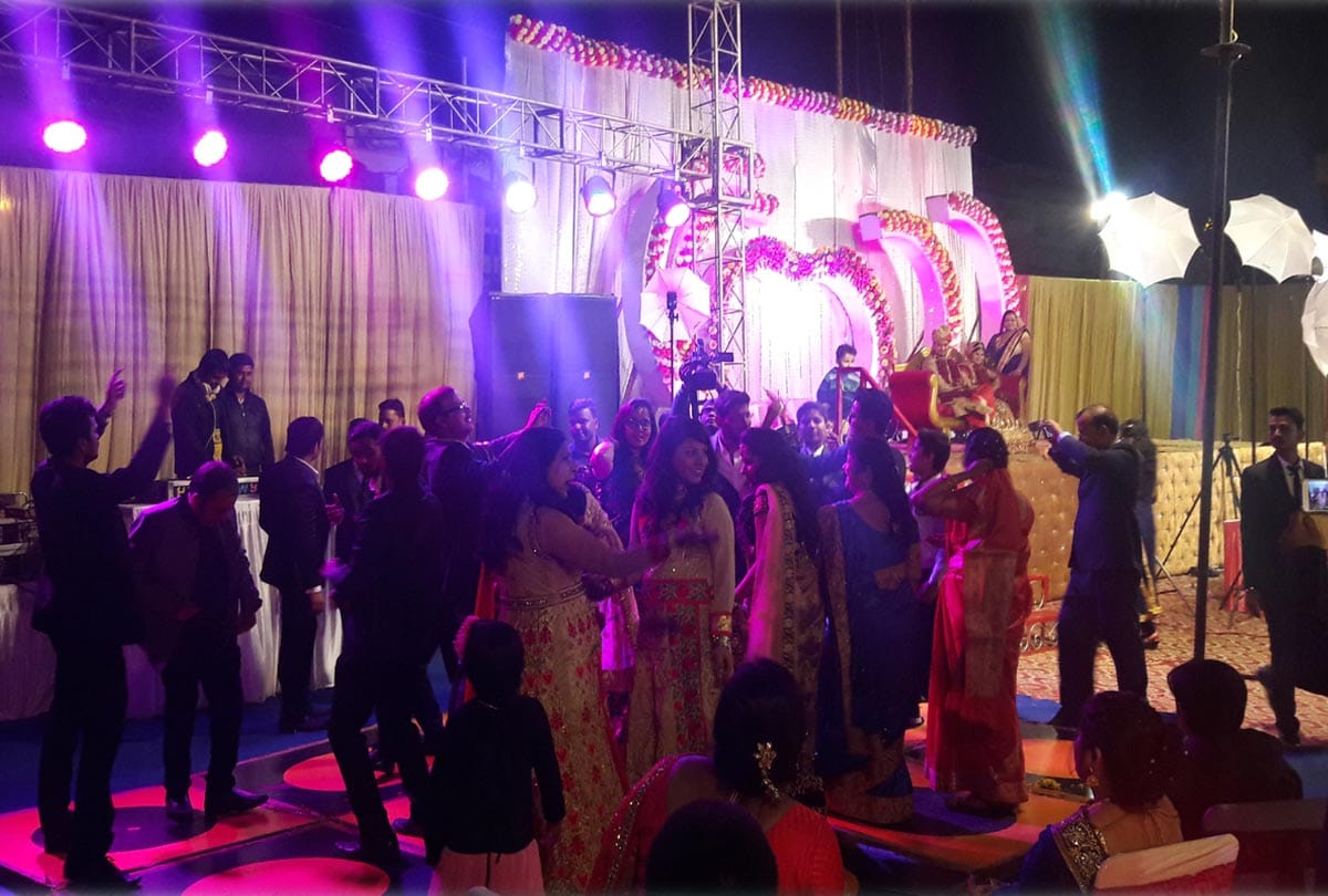 IG in wedding and dj Keep playing at night