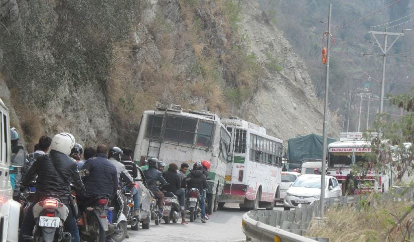 चंबा-तीसा मार्ग पर जाम में फंसे रहे लोग