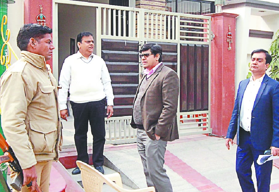 builder sanjeev mittal ke yaha mile crores