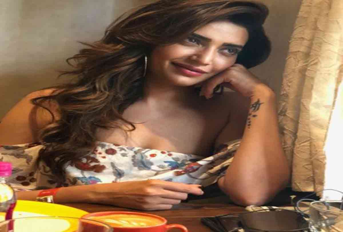karishma tanna share bold photos on instagram goes viral