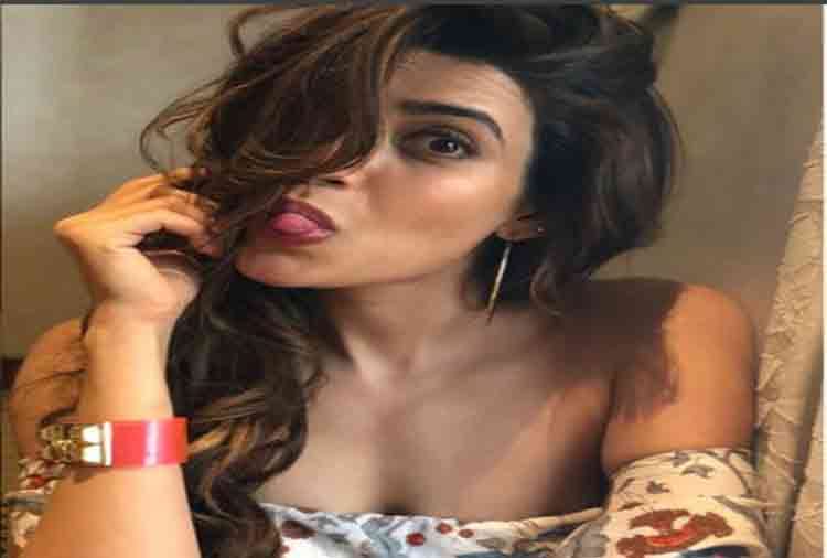 karishma tanna share bold photos on instagram goes viral