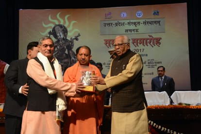 governor and cm honoured the performer of sanskrit sansthan