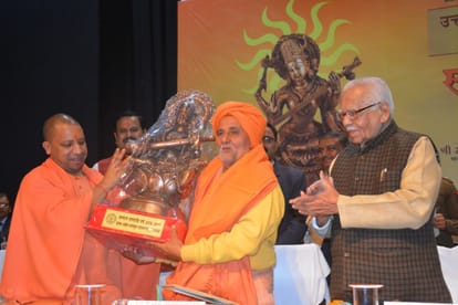 governor and cm honoured the performer of sanskrit sansthan