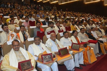 governor and cm honoured the performer of sanskrit sansthan