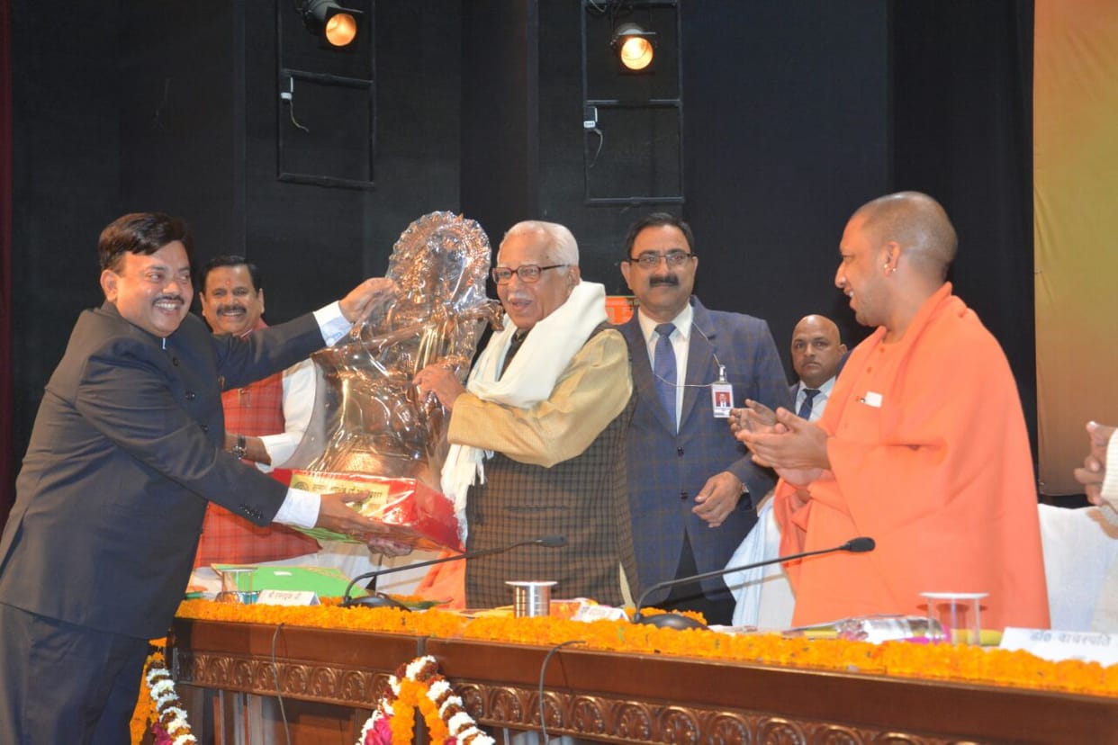 governor and cm honoured the performer of sanskrit sansthan
