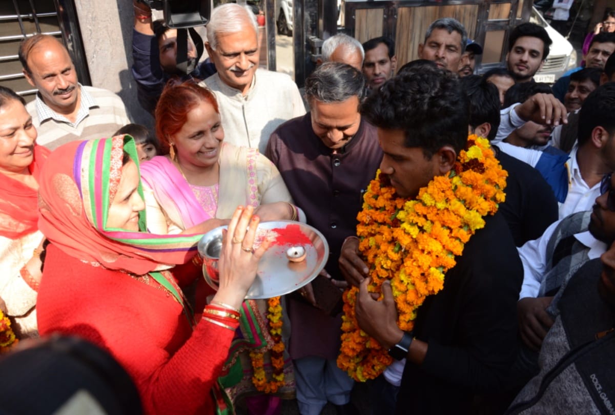 noida welcomed shivam mavi after getting victory in world cup under-19