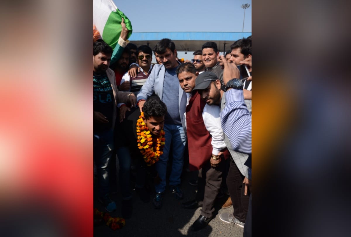 noida welcomed shivam mavi after getting victory in world cup under-19