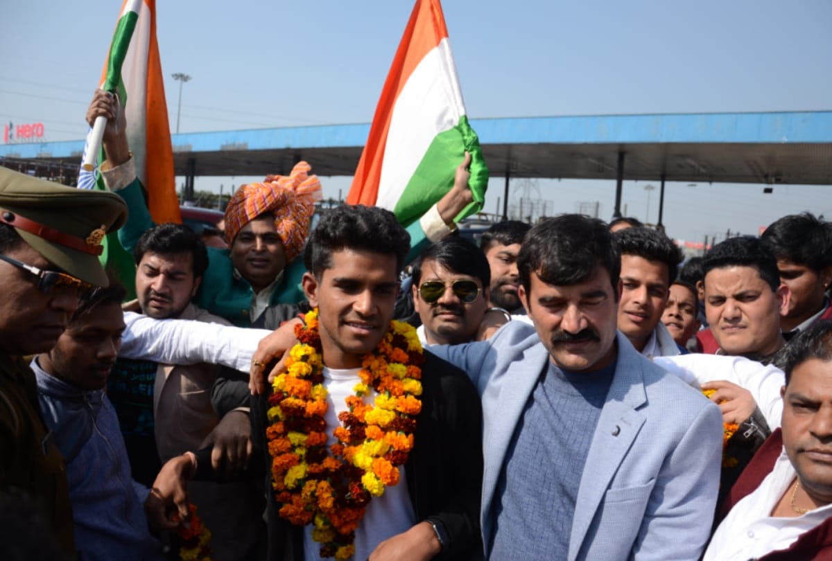 noida welcomed shivam mavi after getting victory in world cup under-19
