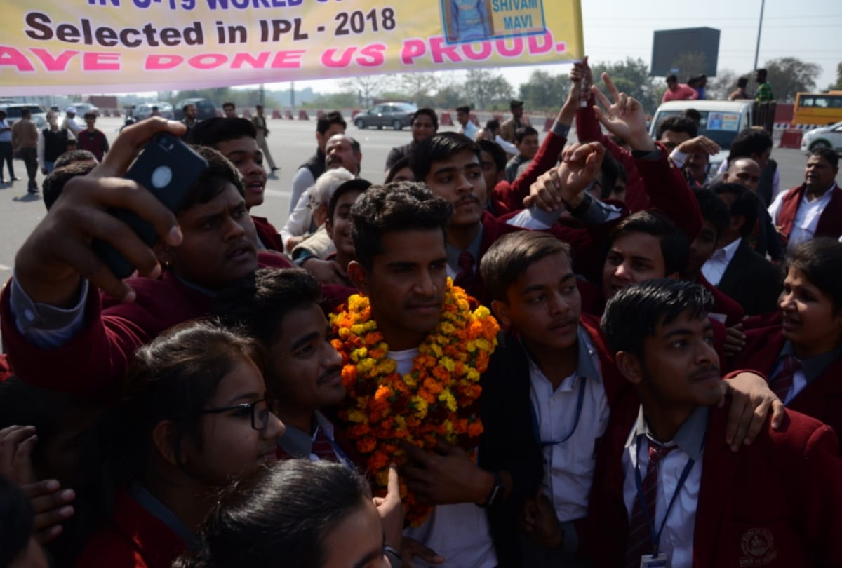noida welcomed shivam mavi after getting victory in world cup under-19