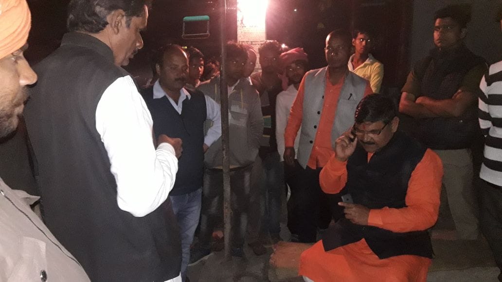 BJP mla start protest for illegal truck in varanasi