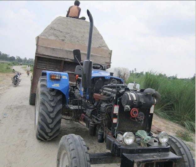 Tractor trolley becomes danger for commuters