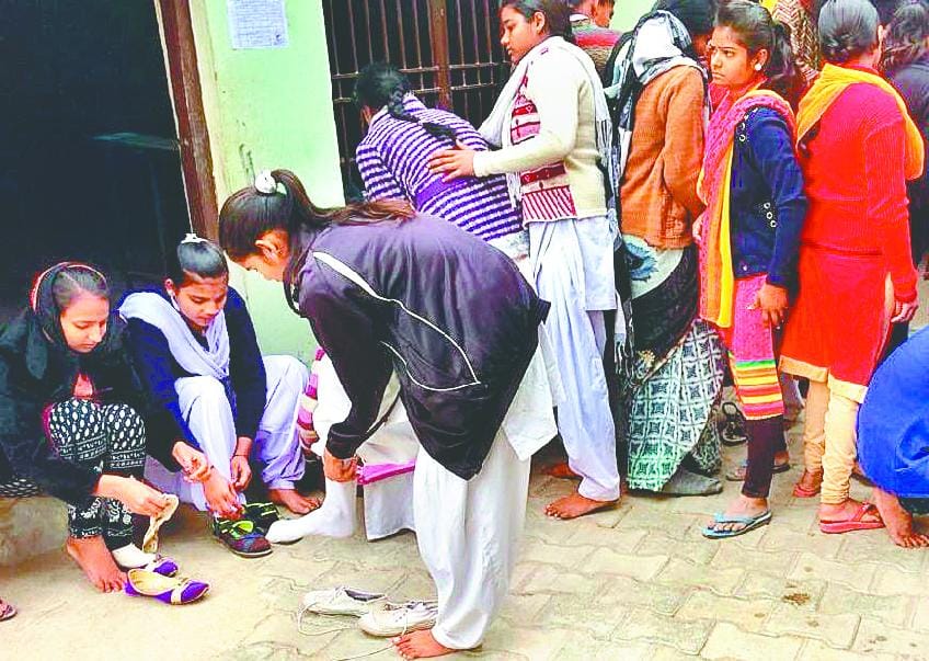 students removed slippers outside class in agra