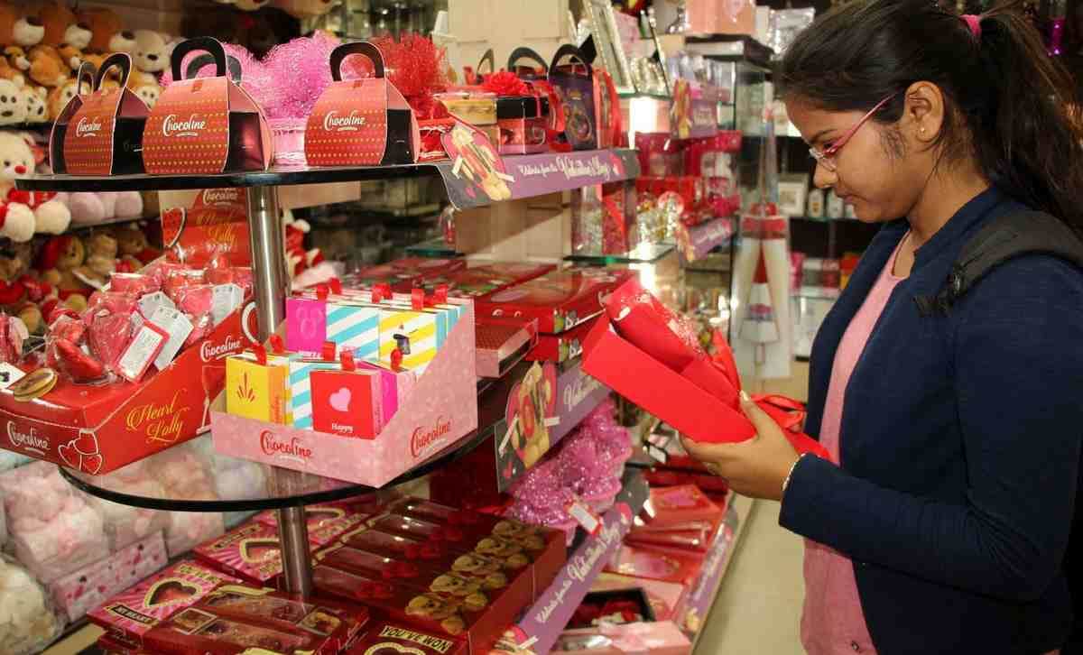 Market full from gifts in valentine week