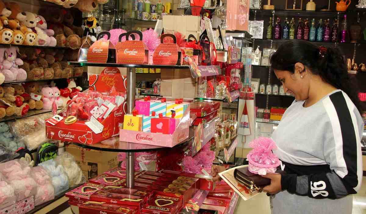 Market full from gifts in valentine week