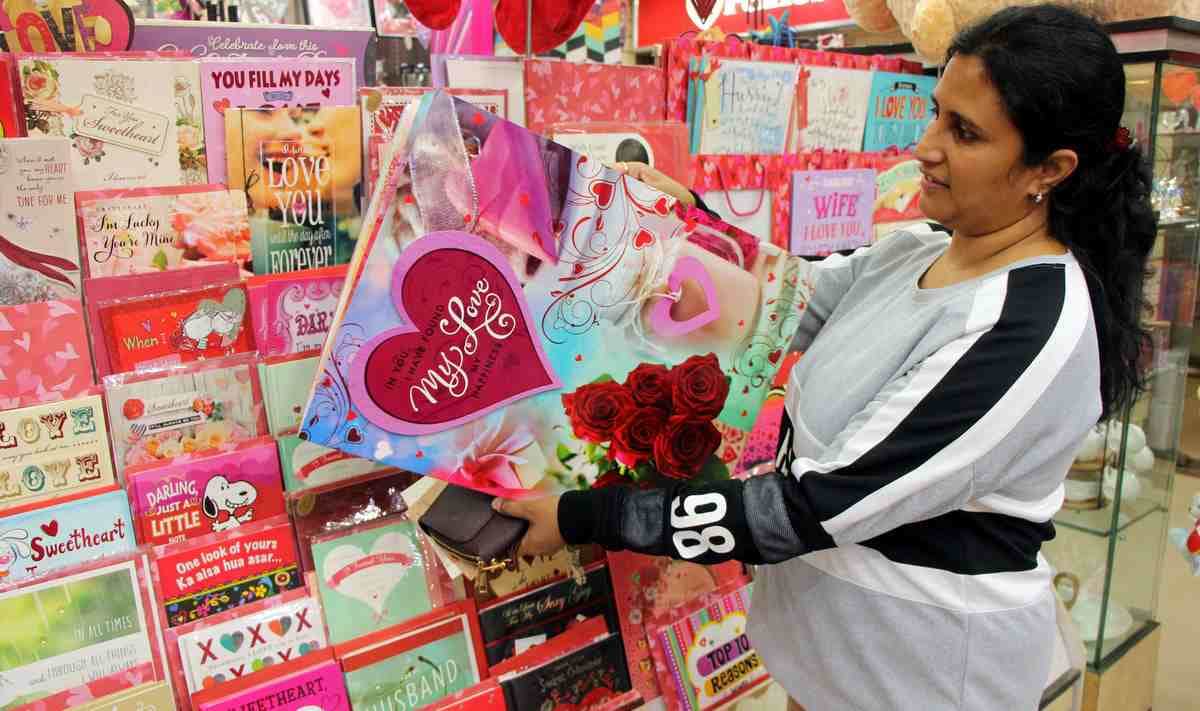 Market full from gifts in valentine week