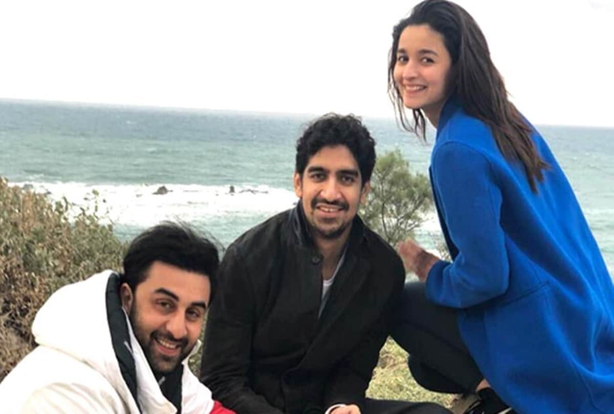 Ranbir Kapoor willingly obliges when Alia Bhatt asks him to smile 