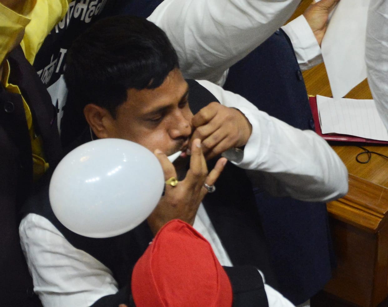 samajwadi leader protest with balloon and potato mala