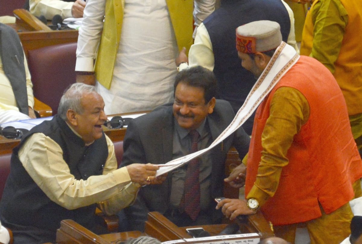 samajwadi leader protest with balloon and potato mala