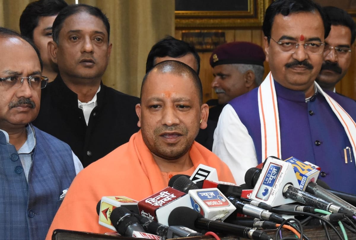cm yogi commented on samajwadi party leaders
