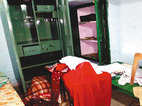Choron's house stole goods worth 5 lakhs