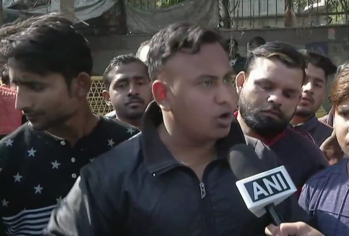 mother of man who died of wire in barricade is asking for justice his relative alleges delhi police