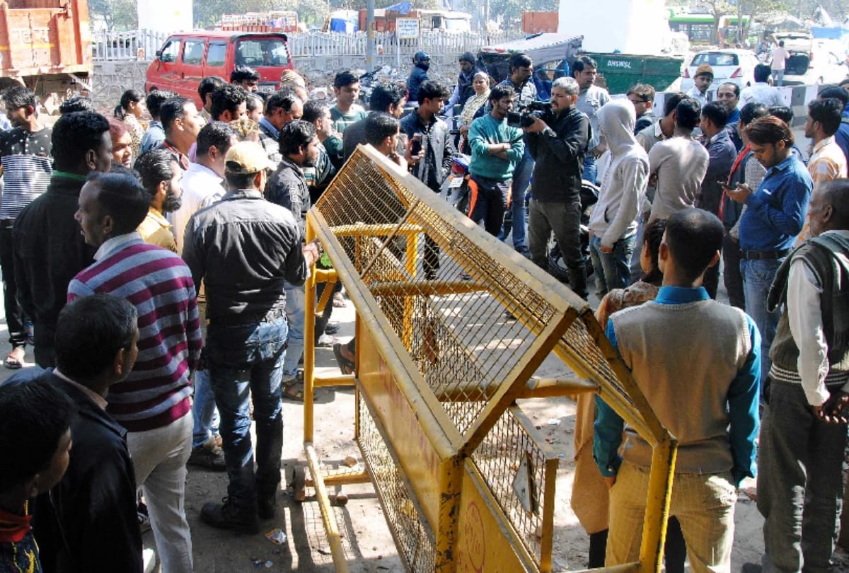 death in delhi from police barricading: delhi police removes evidences from spot in abhishek death