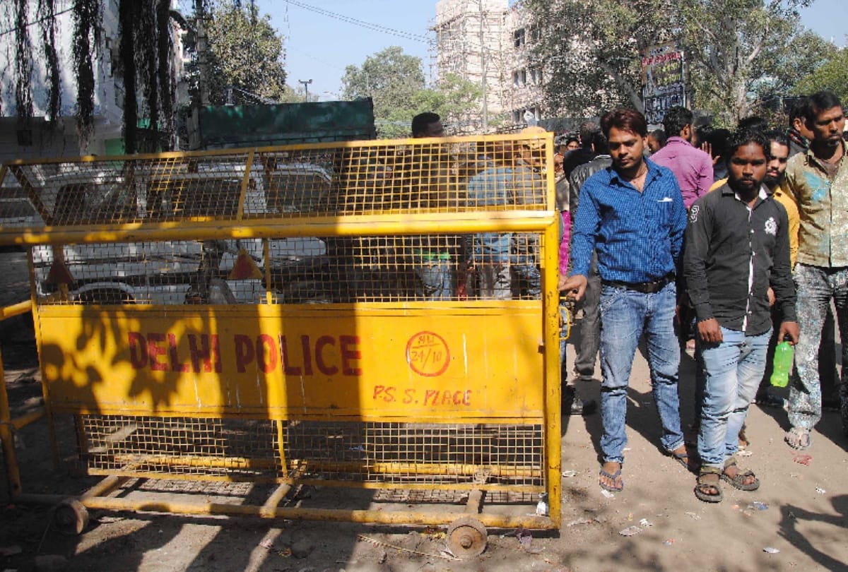 death in delhi from police barricading: delhi police removes evidences from spot in abhishek death