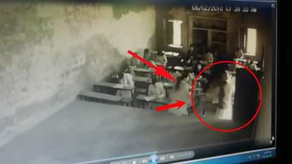 STUDENT CAUGHT CHEATING IN UP BOARD IN EXAM CENTRE IN AGRA