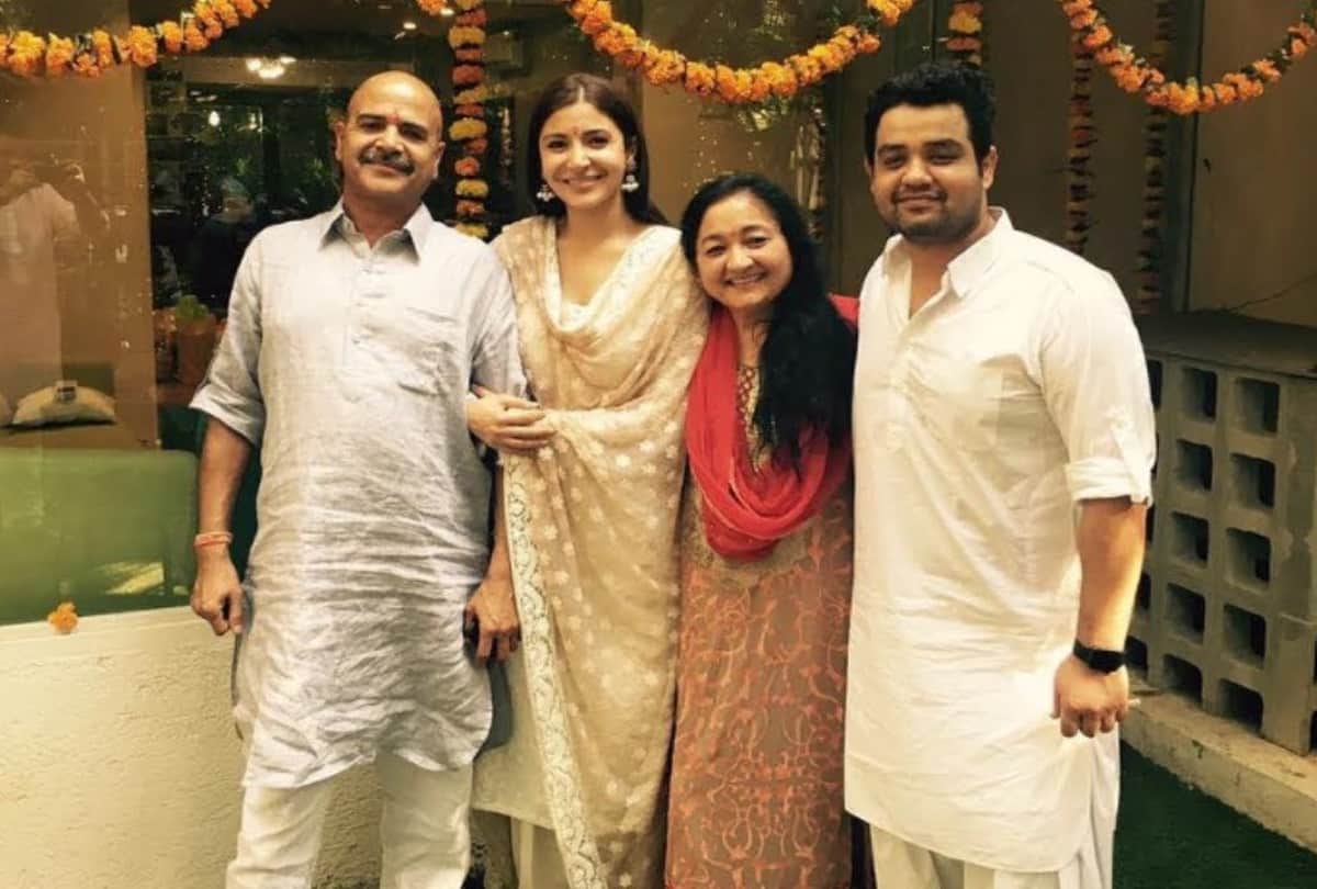 Anushka and Virat get a book full of love poems as a gift from parent