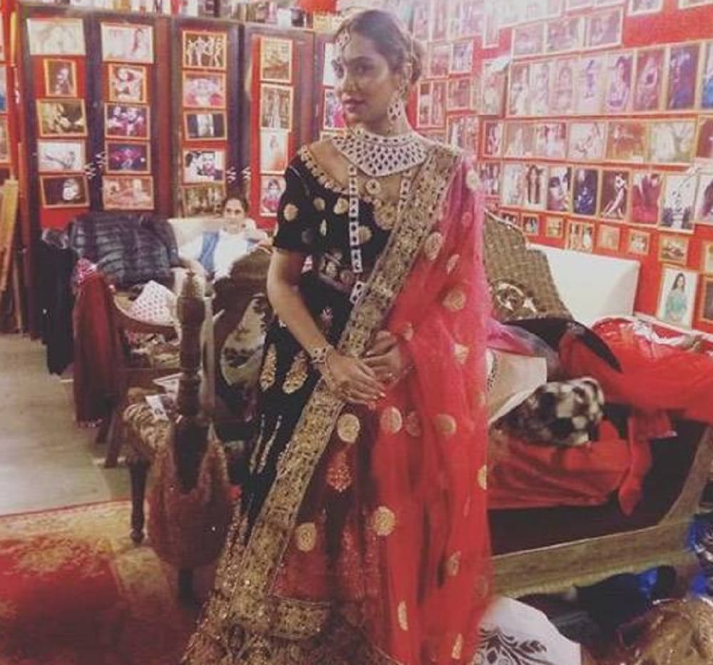 Bigg boss 11 contestant arshi khan confused her fans with her bridal look about her wedding 