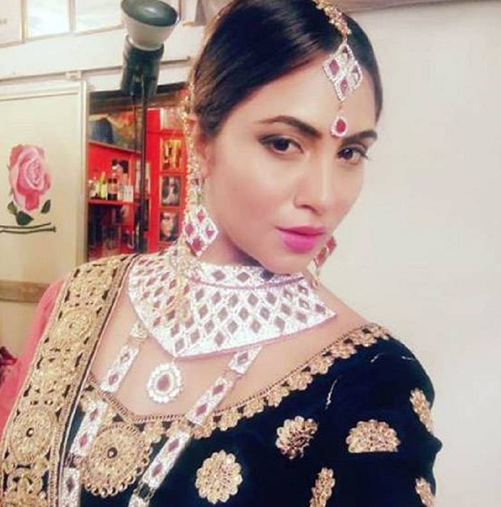 Bigg boss 11 contestant arshi khan confused her fans with her bridal look about her wedding 