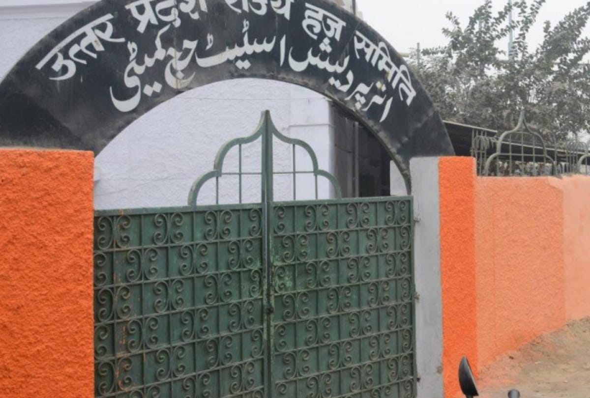 gomti nagar police station painted with saffron colour