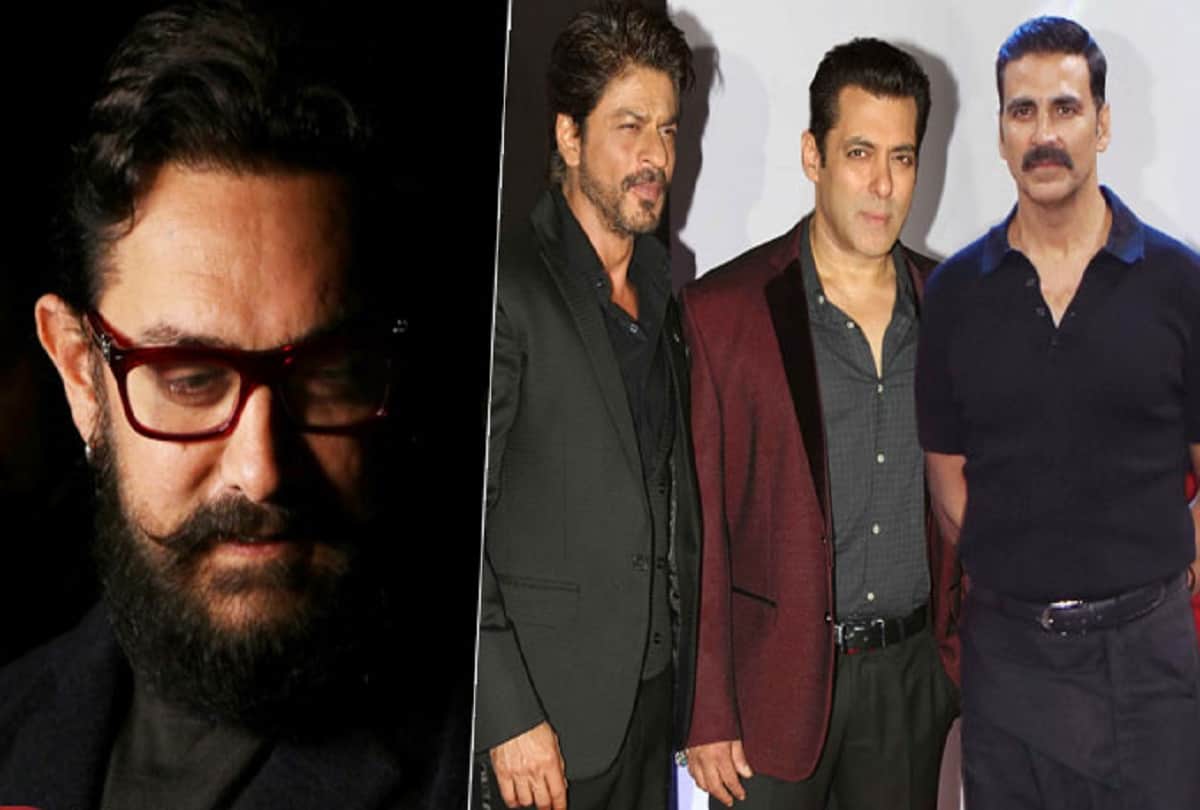 Salman Khan and shahrukh pose with a sanitary napkin Pad Man promotions?