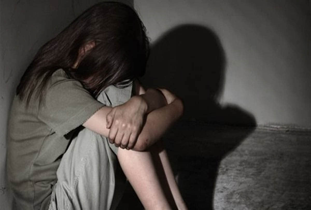 girl raped dragging in bushes
