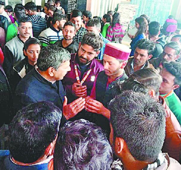 चालकों-परिचालकों के दुुर्व्यवहार पर छात्रों का प्रदर्शन