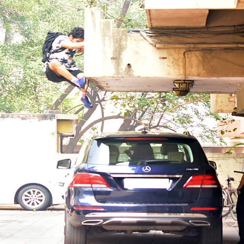 Ishaan Khatter jumps off the first floor of gym for girl friend Janhvi Kapoor