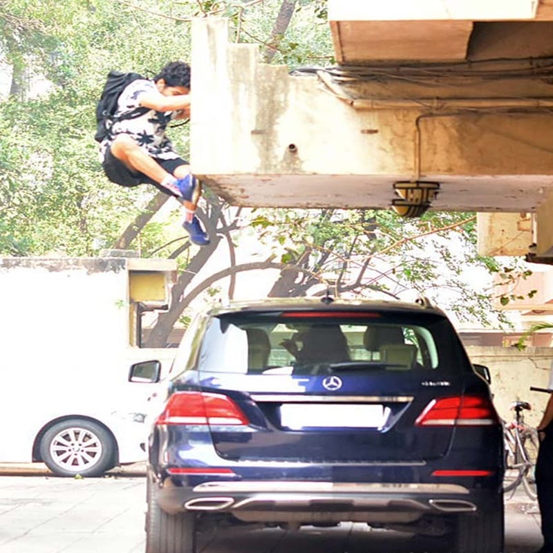 Ishaan Khatter jumps off the first floor of gym for girl friend Janhvi Kapoor