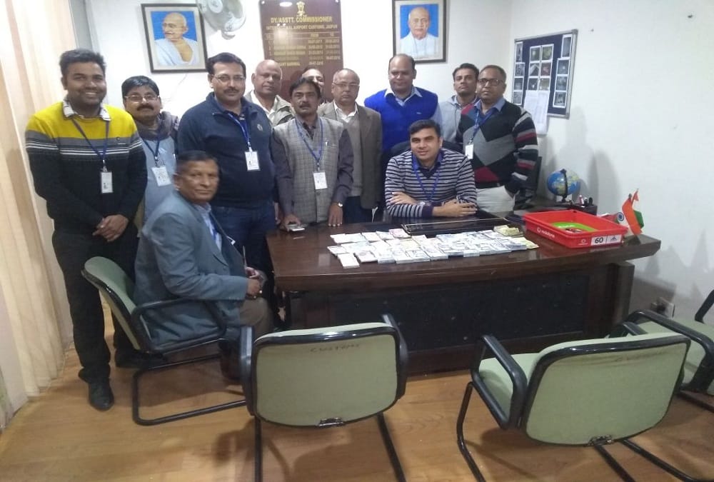 Rajasthan Two passengers caught with foreign currency of 8 countries at the jaipur airport