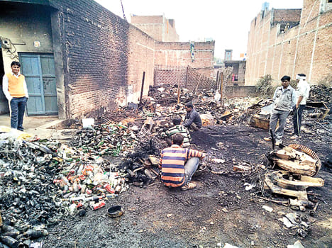 Loss of two and a half lakhs of fire in a junk godown