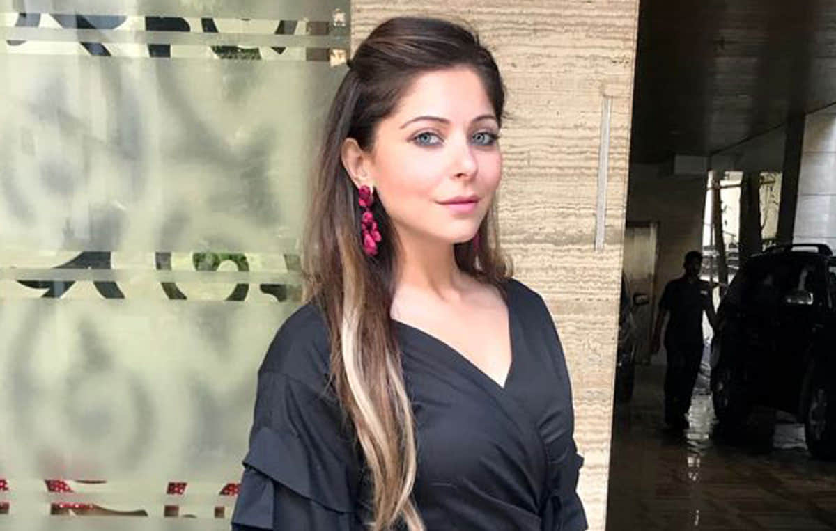 Kanika Kapoor gave singing performance 'Kabhi Kabhi Mere Dil Mein' At Buckingham Palace