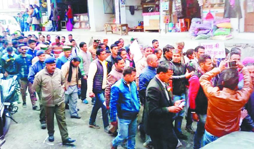 जंजैहली के बाद अब छतरी में भड़की आंदोलन की चिंगारी