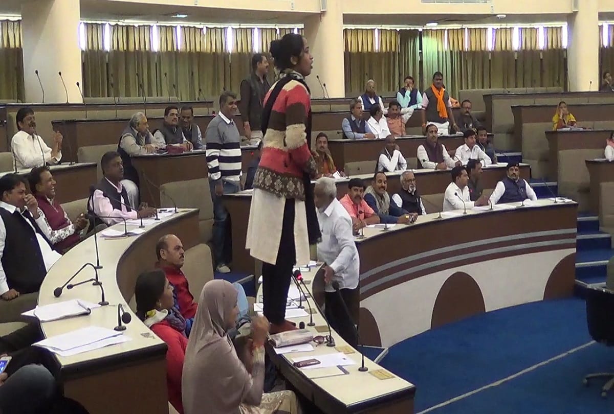 Why was the woman councilor standing at the table in a meeting of the kota nagar nigam 