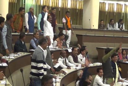 Why was the woman councilor standing at the table in a meeting of the kota nagar nigam 