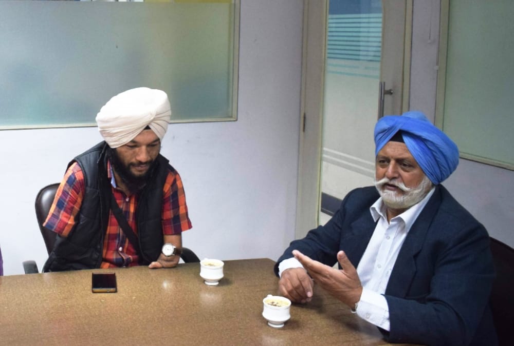 Kulbir Singh Chauhan gives 4 lacks to Paralympic cyclist Jagvinder Singh